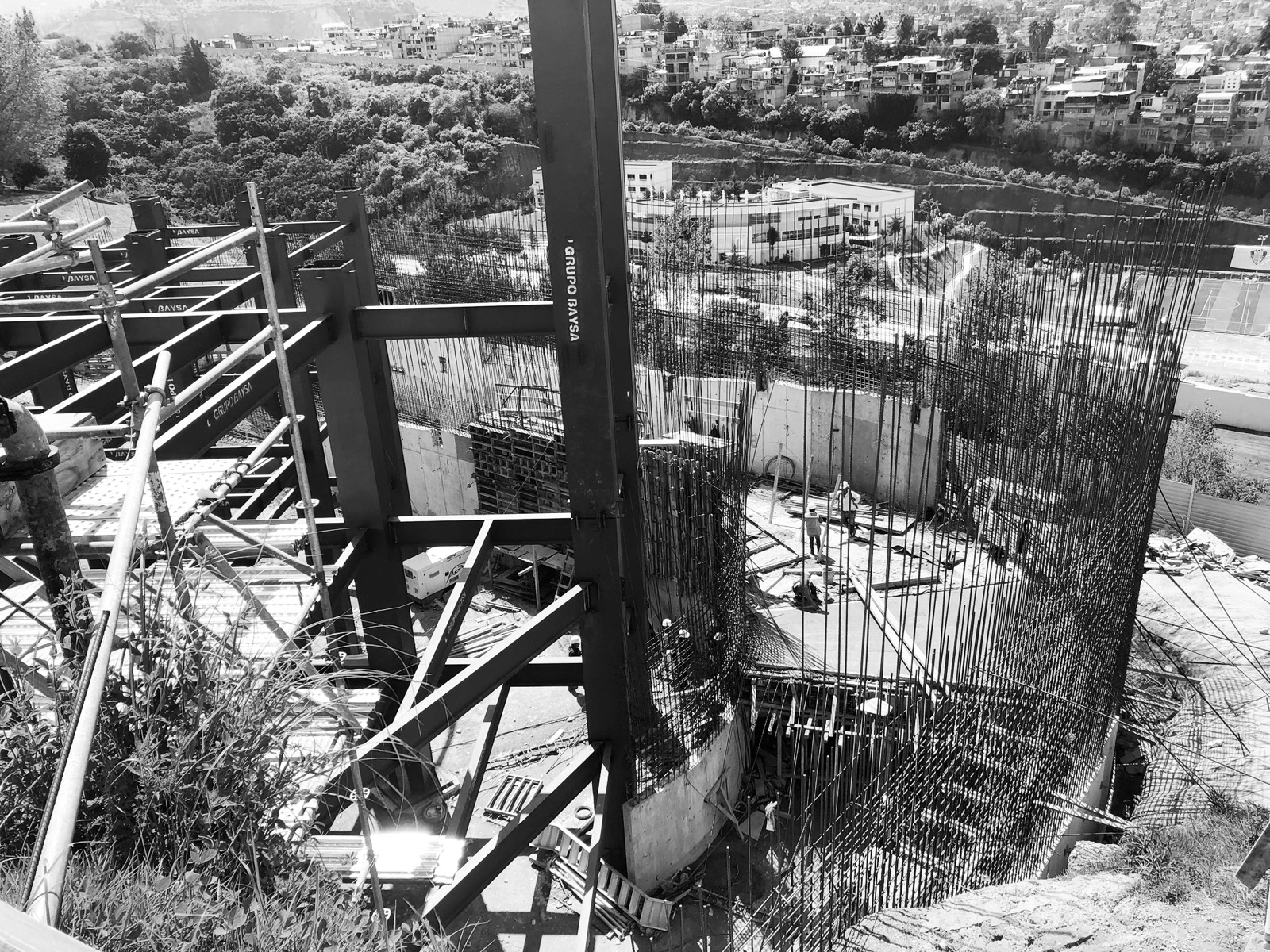 Estructura de acero de un desarrollo vertical en construcción